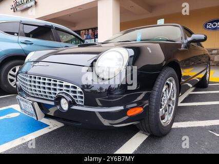 Seattle, WA, USA -22. Juli 2024 : 2002 Ford Thunderbird Cabriolet schwarz, Vorderansicht Stockfoto