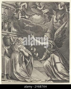 Verkündigung, Mary kniet an ihrem Rednerpult. Sie schaut über die Schulter auf den Engel Gabriel. Er sagt ihr, dass sie einen Sohn gebären wird, der Christus genannt wird. Über ihnen Engel und die Taube als Symbol für den Heiligen Geist., Druck, Druckerei: Hieronymus Wierix, (auf dem Objekt erwähnt), nach Entwurf: Hans Verheyden, (auf dem Objekt erwähnt), Antwerpen, 1563 - vor 1586, Papier, Gravur, Höhe, 139 mm x Breite, 118 mm Stockfoto