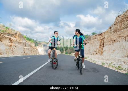 Radfahrerin und Partnerin fahren gemeinsam auf dem Berg Stockfoto