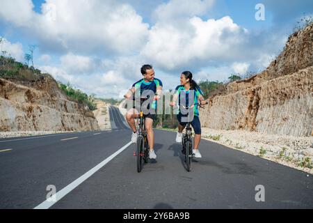 Männliche und weibliche Paare, die zusammen Radfahren Stockfoto