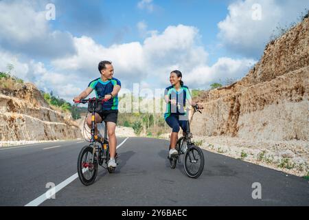 Weibliche und männliche Radfahrer fahren gemeinsam Fahrrad Stockfoto