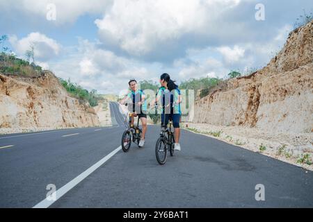 Ein paar Radfahrer, die gerne gemeinsam auf den Berg fahren Stockfoto