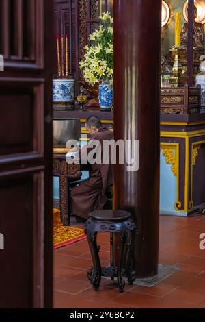 Mönche studieren im Tempel der Silberpagode - Hue vietnam Stockfoto