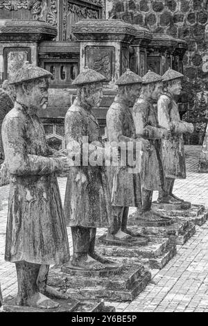 Wächterstatuen im Khai Dinh-Grab, Vietnam schwarz-weiß Stockfoto