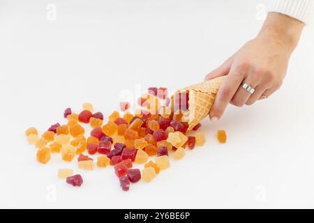 Süßes, leckeres Gelee mit Eiskegel und weiblicher Hand auf weißem Hintergrund. Stockfoto