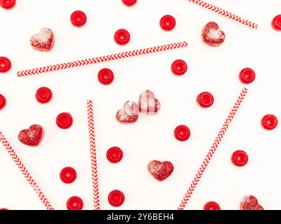Süße, leckere Marmelade auf weißem Hintergrund mit Strohhalm. Stockfoto