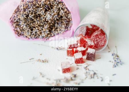 Hausgemachtes kandiertes Gelee mit Lavendelblüten auf dem Tisch. Marmelade mit Lavendelaroma Stockfoto
