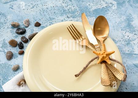 Wunderschöne Tischgestaltung mit marineblauem Dekor auf blauem Hintergrund Stockfoto