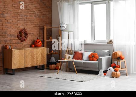 Stilvolles Wohnzimmer mit Discokugel für Halloween-Party Stockfoto