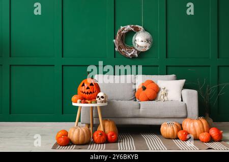 Wunderschönes Wohnzimmer mit Discokugel und Kürbissen, dekoriert für Halloween Party Stockfoto