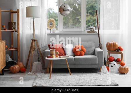 Stilvolles Wohnzimmer mit Discokugel für Halloween-Party Stockfoto