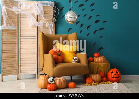 Stilvolles Wohnzimmer mit Diskokugel und Sessel, dekoriert für Halloween Party Stockfoto