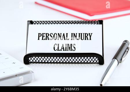 Rechtsberatung von Rechtsanwälten für ärztliche Fehlpraxisansprüche. PERSONENSCHÄDEN BEDEUTEN Wörter auf einer Visitenkarte auf weißem Hintergrund Stockfoto