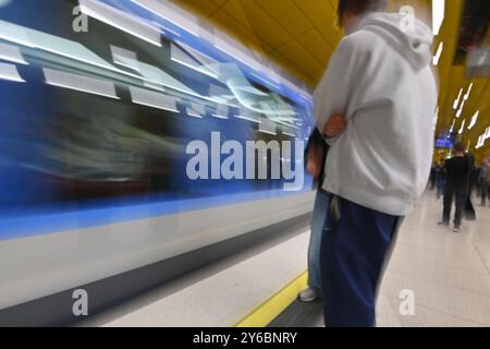 Einfahrende U-Bahn der Linie U2 an der Haltestelle Sendlinger Tor in München. Bahn, Zug. Pendler,Oeffentlicher Personennahverkehr OEPNV. Fahrgaeste, 49-Euro-Ticket, Deutschland-Ticket, D-Ticket. Bahnsteig. *** Ankunft der U-Bahn-Linie U2 am Bahnhof Sendlinger Tor in München Bahn, S-Bahn, ÖPNV-Passagiere, 49 Euro Ticket, Deutschland Ticket, D Ticket Plattform Stockfoto