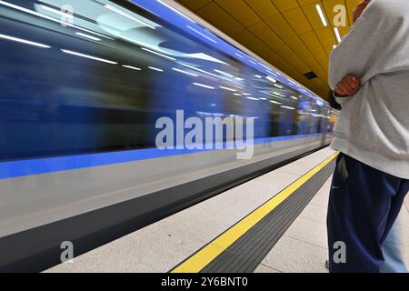 Einfahrende U-Bahn der Linie U2 an der Haltestelle Sendlinger Tor in München. Bahn, Zug. Pendler,Oeffentlicher Personennahverkehr OEPNV. Fahrgaeste, 49-Euro-Ticket, Deutschland-Ticket, D-Ticket. Bahnsteig. *** Ankunft der U-Bahn-Linie U2 am Bahnhof Sendlinger Tor in München Bahn, S-Bahn, ÖPNV-Passagiere, 49 Euro Ticket, Deutschland Ticket, D Ticket Plattform Stockfoto