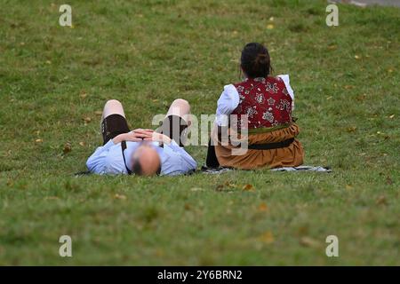 München, Deutschland. September 2024. 189. Oktoberfest Oktoberfest 2024 am 24. September 2024. Besucher, Männer und Frauen sitzen im Gras auf dem "Kotzhuegel" und ruhen sich aus, nehmen sich eine Auszeit? Quelle: dpa/Alamy Live News Stockfoto