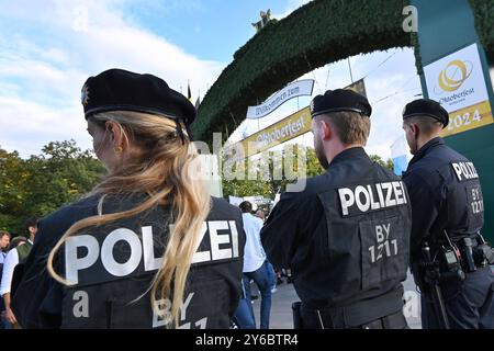 München, Deutschland. September 2024. 189. Oktoberfest Oktoberfest 2024 am 24. September 2024. Polizeibeamte stehen am Eingang zur Wiesn, Security, Polizei, Polizisten, Security? Quelle: dpa/Alamy Live News Stockfoto