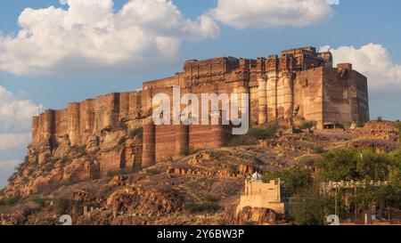 Majestätisches Fort Mehrangarh. Mehrangarh Fort ist ein massives Fort in Jodhpur, Indien. Es gilt als eine der beeindruckendsten Festungen Indiens Stockfoto