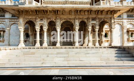 Wunderschöne Säulen und Jharokhas von Jaswant Thada. Jaswant Thada ist ein Cenotaph in Jodhpur, Indien. Sie wurde 1899 erbaut. Stockfoto