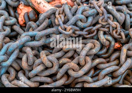 Detailaufnahme verdrehter rostiger Ketten Stockfoto