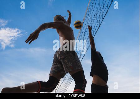 Multinationale Spieler spielen im Sommer Beachvolleyball in Vietnam. Nha Trang, Vietnam - 4. August 2024 Stockfoto