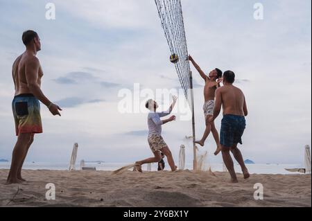 Teams mit multinationalen Spielern spielen Beachvolleyball am Meer in Nha Trang in Asien. Nha Trang, Vietnam - 4. August 2024 Stockfoto