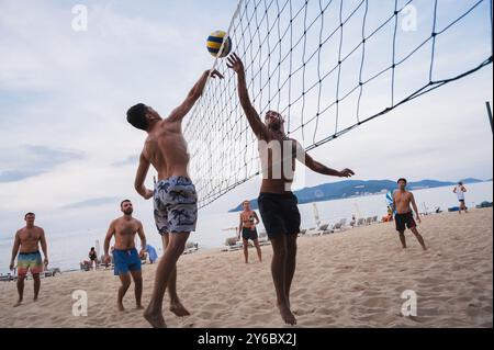 Teams mit multinationalen Spielern spielen Beachvolleyball am Meer in Nha Trang in Asien. Nha Trang, Vietnam - 4. August 2024 Stockfoto