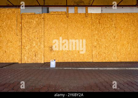 Inaktive und verlassene Tankstelle, inaktive Spender, verschobene Fenster, umzäunter Bereich, alter Bahnhof im Stadtzentrum an der Schnellstraße Stockfoto