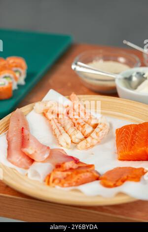 Frische Meeresfrüchte mit Lachs, Garnelen und verschiedenen Fischschnitten, die für kulinarische Zwecke zubereitet werden Stockfoto