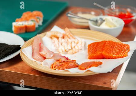 Frische Meeresfrüchte mit Lachs, Garnelen und verschiedenen Fischschnitten, die für kulinarische Zwecke zubereitet werden Stockfoto