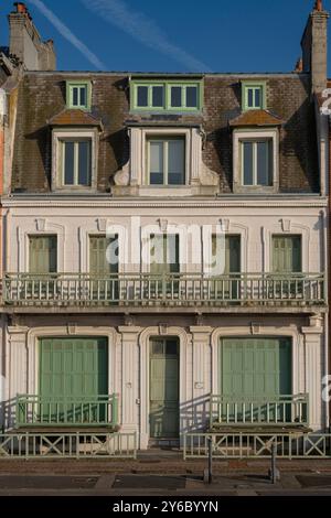 MERS-Les-Bains, Frankreich - 09 21 2024: Blick vom Meer auf die farbenfrohen Villen mit vertikaler Küstenarchitektur, Stockfoto