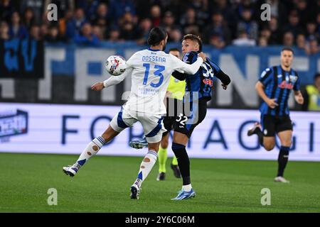 Mateo Retegui (Atalanta)Alberto Dossena (Como) während des italienischen Spiels der Serie A zwischen Atalanta 2-3 Como im Gewiss-Stadion am 24. September 2024 in Bergamo, Italien. Quelle: Maurizio Borsari/AFLO/Alamy Live News Stockfoto