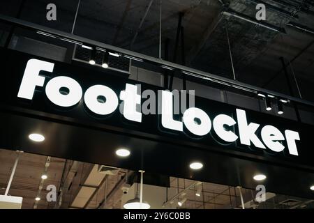 Bangkok, Thailand - 21. September 2024 : Foot locker, ein Turnschuhladen, Logo vor dem Geschäft. Stockfoto