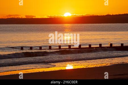 Portobello, Edinburgh, Schottland., Großbritannien. 25. September 2024. Die wunderschöne Sonnenaufgangssonne am Ufer des Firth of Forth, Portobello, Temperatur bei kühlen 3 Grad Celsius. Quelle: Arch White/Alamy Live News. Stockfoto