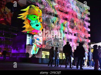 Zweite Auflage des Lichterfestivals Light unsere Vision in Chemnitz Lichtkunstfestival Chemnitz das zweite mit neue Künstler:innen, starke Partnerschaften,einem frischen Design und noch mehr kreative Highlights und interaktive Erlebnisse können unter dem Motto Licht.MACHT.PLATZ Chemnitzer und Gäste vom 25. bis 28.9.24 an insgesamt 14 Standorte mit beeindruckenden Lichtkunstwerken erleben. Im Foto: Finger weg , Arbeit von Vanessa Cardiu mit dem Marx Monument. Das Lichtkunstfestivverzeichnete heuer eine Rekordbeteiligung. Insgesamt 100 Einreichungen von 73 Künstler:innen und Kollektiven aus Stockfoto