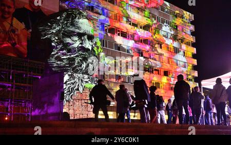 Zweite Auflage des Lichterfestivals Light unsere Vision in Chemnitz Lichtkunstfestival Chemnitz das zweite mit neue Künstler:innen, starke Partnerschaften,einem frischen Design und noch mehr kreative Highlights und interaktive Erlebnisse können unter dem Motto Licht.MACHT.PLATZ Chemnitzer und Gäste vom 25. bis 28.9.24 an insgesamt 14 Standorte mit beeindruckenden Lichtkunstwerken erleben. Im Foto: Finger weg , Arbeit von Vanessa Cardiu mit dem Marx Monument. Das Lichtkunstfestivverzeichnete heuer eine Rekordbeteiligung. Insgesamt 100 Einreichungen von 73 Künstler:innen und Kollektiven aus Stockfoto