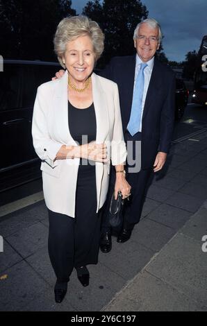 London, Großbritannien. September 2024. Norma Major und Sir John Major bei der Felix Francis's 'Syndicate' neuen Buch-Launchparty, Cavalry and Guards Club, Piccadilly, am Dienstag, den 24. September 2024 in London, England, Großbritannien. CAP/CAN © CAN/Capital Pictures Credit: Capital Pictures/Alamy Live News Stockfoto