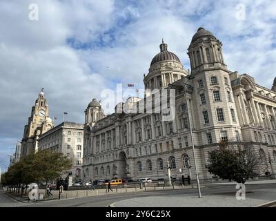 Liverpool, Großbritannien. September 2024. Historische Gebäude an Liverpools Uferpromenade (Royal Liver Building (l-r), Cunard Building und Port of Liverpool Building). Quelle: Julia Kilian/dpa/Alamy Live News Stockfoto