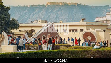 Jaipur, Rajasthan, Indien. Menschen Touristen besuchen Jantar Mantar in Jaipur, ist eine Astronomische Beobachtungsstelle, die Anfang des 18. Jahrhunderts erbaut wurde. Touristen Stockfoto