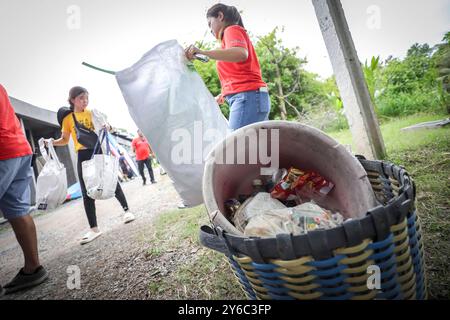 Freiwillige Kanalreinigung in Samutprakarn, Thailand Freiwillige sammeln den Müll, der während eines von Steuerboard organisierten Aufräumtages in Samut Prakan, am Stadtrand von Bangkok, Thailand, gesammelt wurde 2024. Die Freiwilligen, die an der Säuberung teilnahmen, wurden in zwei Gruppen aufgeteilt, in denen die größere Gruppe Müll hauptsächlich Plastikmüll aus dem Kanal sammelte, während die andere Gruppe Müll sammelte, der in nahegelegenen Gassen entsorgt wurde. Steuerbord bietet regelmäßig SUP-Bretter für Kanalreinigungen und hilft dabei, Gemeinden zusammenzubringen, um Abfall zu reinigen und zu reduzieren. Sie tun dies durch Aktionen und Sensibilisierung, durch Sammeln Stockfoto