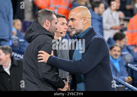 Die beiden Manager Tom Cleverley Manager von Watford (links) und PEP Guardiola Manager von Manchester City (rechts) schütteln die Hände vor dem Carabao Cup Match Manchester City gegen Watford im Etihad Stadium, Manchester, Großbritannien, 24. September 2024 (Foto: Cody Froggatt/News Images) Stockfoto