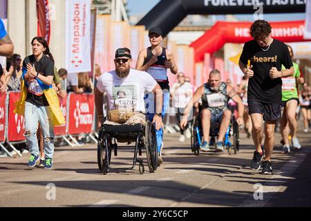 Verwundete ukrainische Soldaten nehmen am Inclusive-Marathon Teil. Verletzte Soldaten bei adaptiver Sportveranstaltung in Kiew - 22. September 2024 Stockfoto