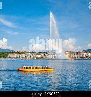 Der Jet d'eau und ein Schiff der Mouettes Genevoises bei Sonnenschein und blauem Himmel auf dem Lake Leman. Kanton Genf, Schweiz Stockfoto