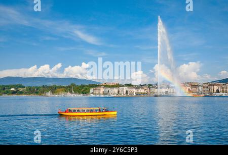 Der Jet d'eau und ein Schiff der Mouettes Genevoises bei Sonnenschein und blauem Himmel auf dem Lake Leman. Kanton Genf, Schweiz Stockfoto