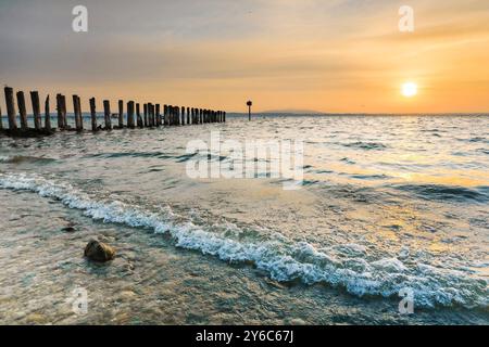 Goldener Sonnenaufgang am Ufer des Bodensees mit Steg. Bei Altnau im Kanton Thurgau, Schweiz Stockfoto