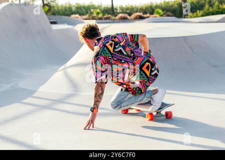 Rückansicht eines flippigen jungen Skateboarders Stockfoto