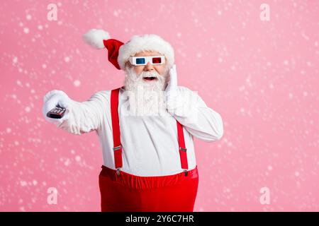 Porträt seiner er schön attraktiv fröhlich fröhlich froh erstaunt Fat Santa Film ansehen Video wechseln Kanal genießen Zeitvertreib Unterhaltung Luftblasen Stockfoto