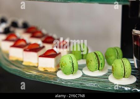 Buntes, leckeres Macaron in einer Reihe. Traditionelle französische farbenfrohe Macarons. Köstliche Party-Schokoriegel Stockfoto