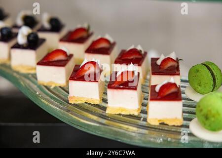 Mini-Erdbeer-Käsekuchen in Buffetform. Stockfoto