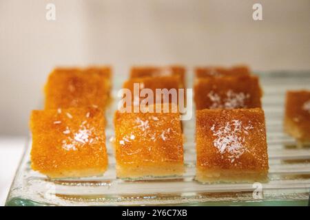 Basbousa Harissa arabische Süßigkeiten mit Mandel auf Glas Stockfoto